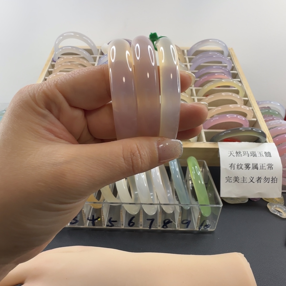 芝****玛瑙/玉髓未镶嵌手镯