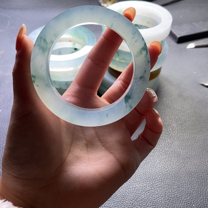 钱***宠定制翡翠未镶嵌翡翠手镯