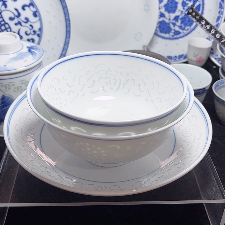 碗双线雕塑福字六寸碗和八寸盘各两个，双线雕塑福字五寸碗六个