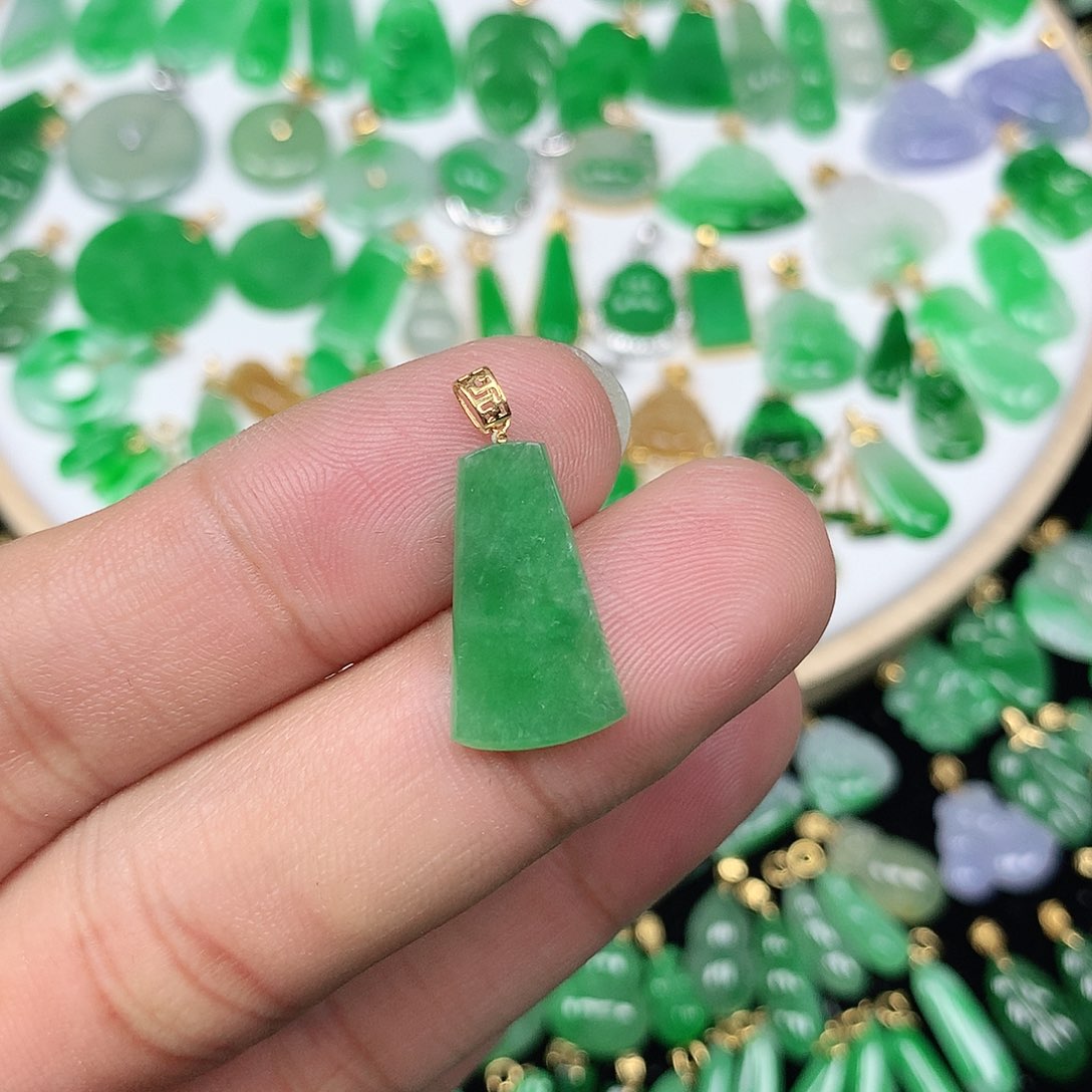 翡翠配石18K金扣头 缅料精美冰绿素面牌