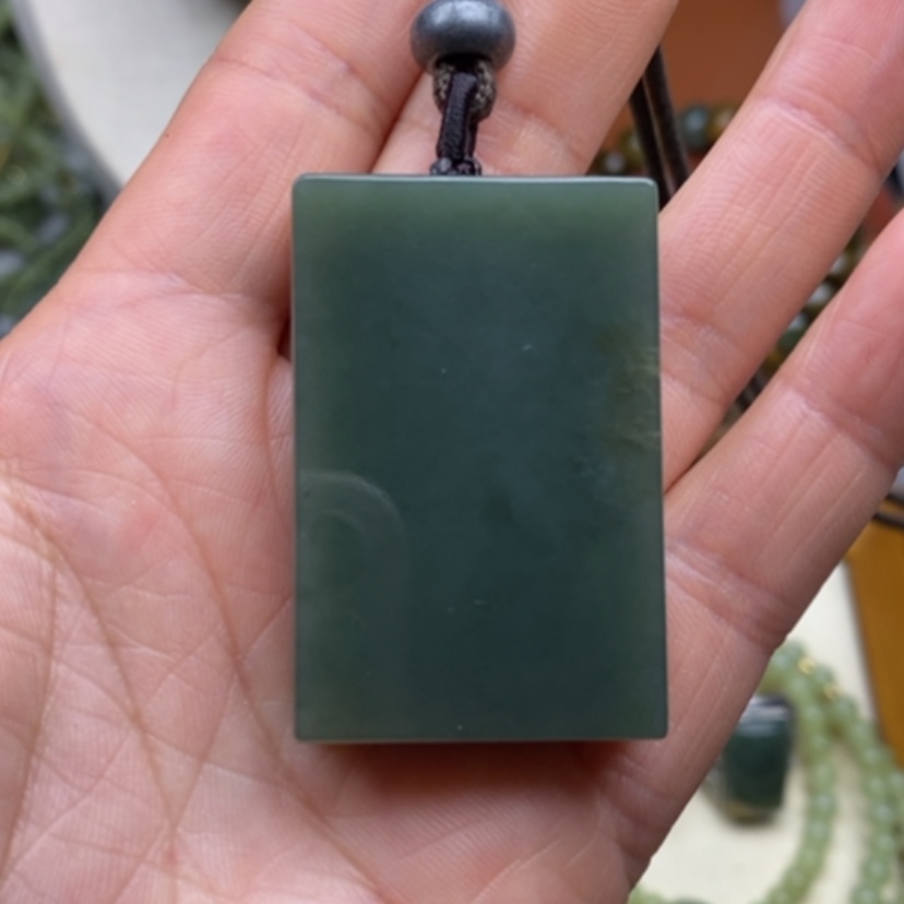 【闪购商品】未镶嵌岫岩河磨玉（透闪石质玉）把件漫***路