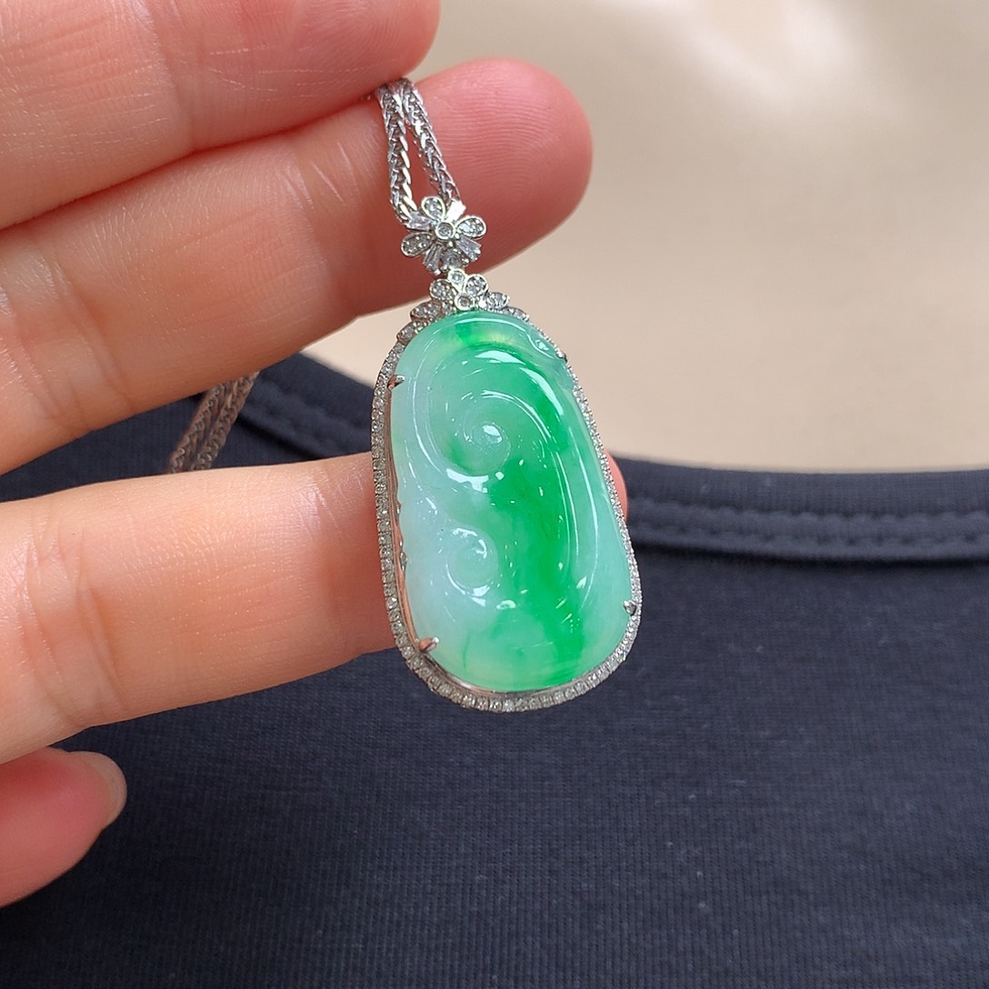 翡翠18K金镶嵌颈饰