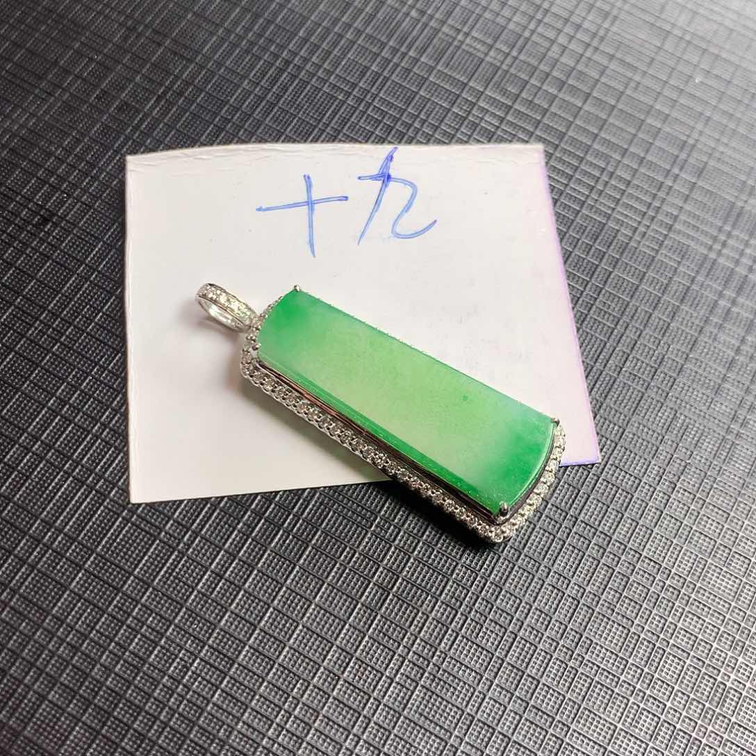 翡翠颈饰18K金镶嵌翡翠