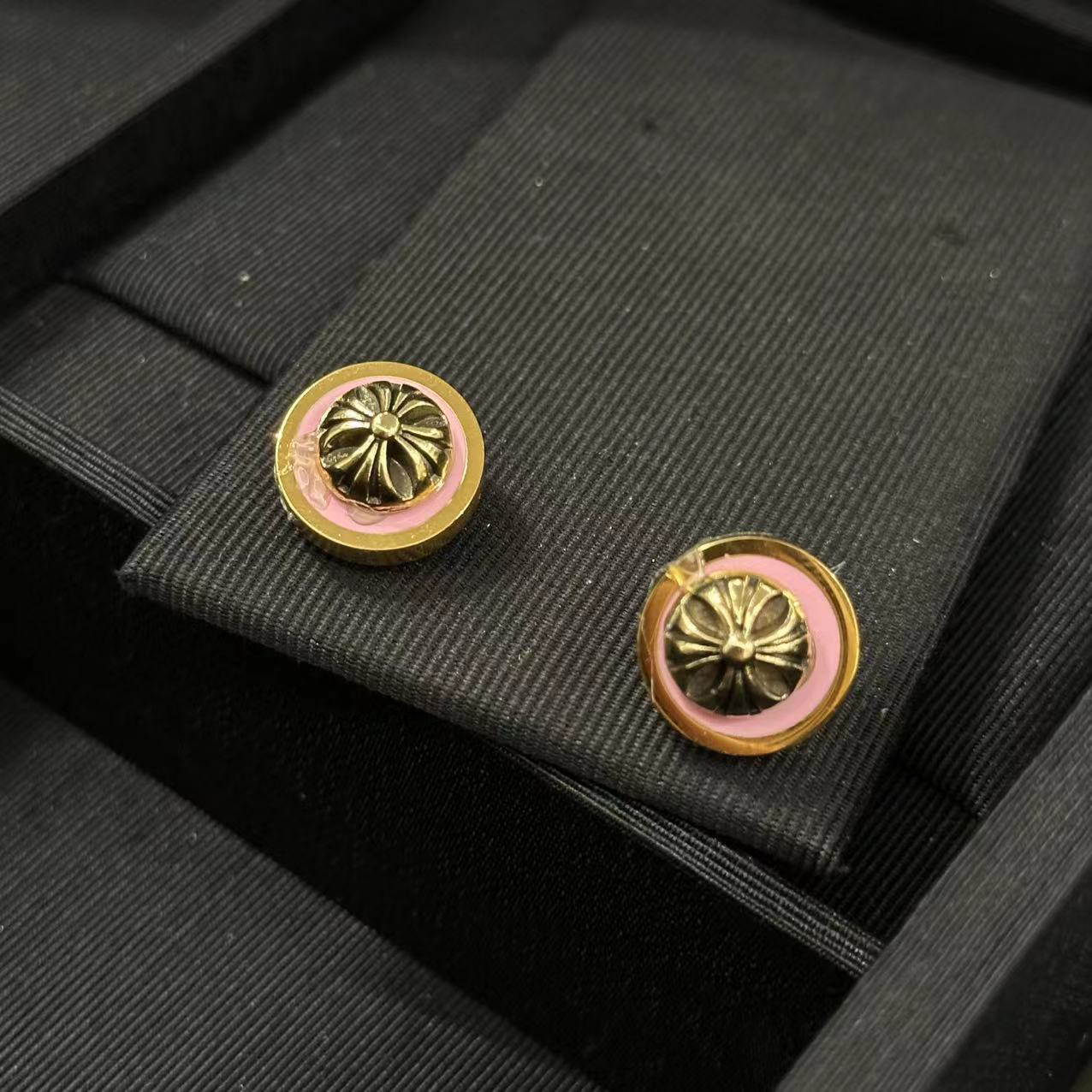 钛钢耳饰 粉色M字母圆形耳饰-90948