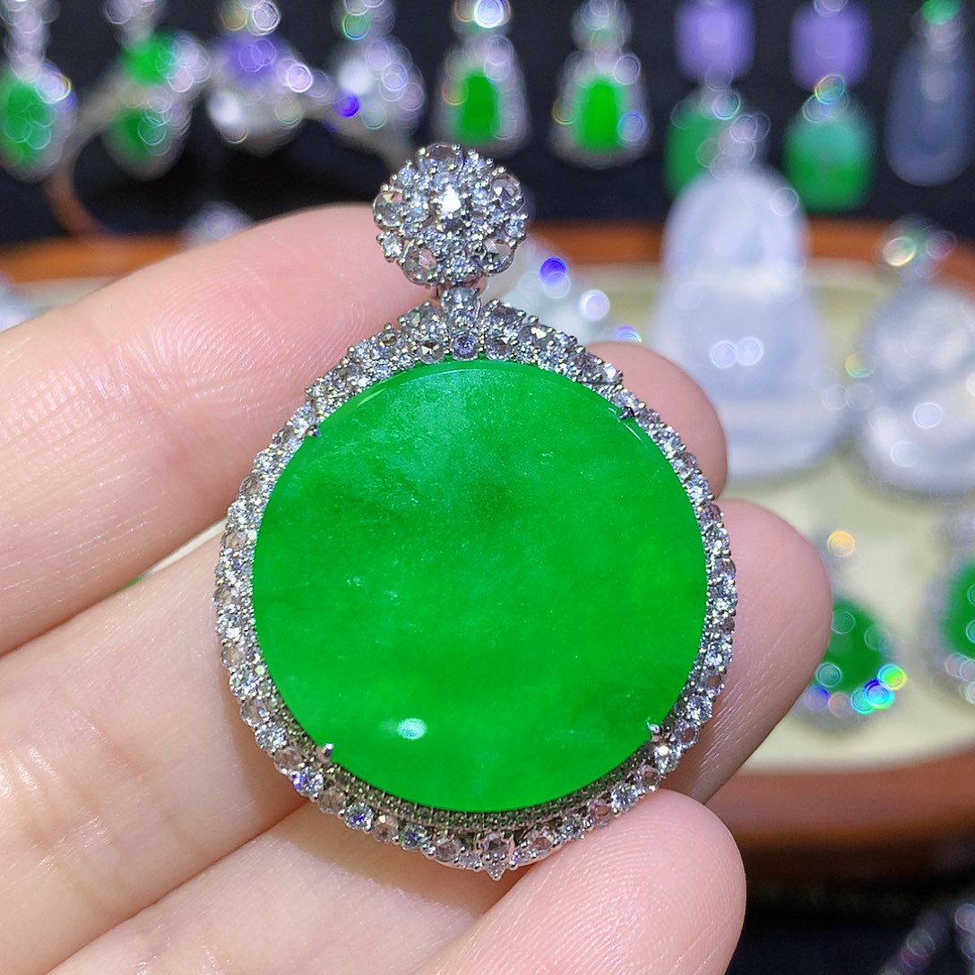 颈饰18K金镶嵌翡翠高冰满绿无事牌