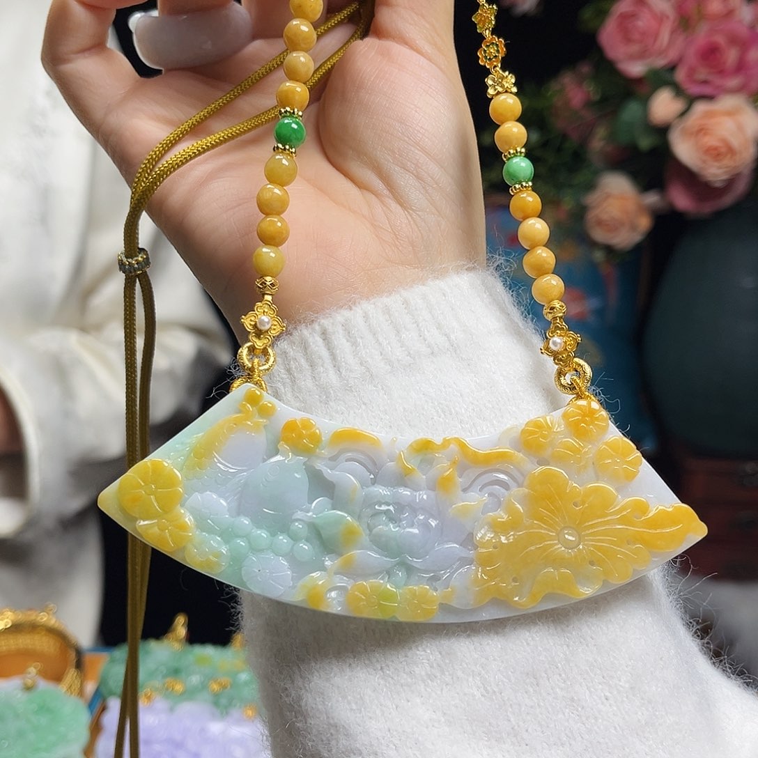 翡翠颈饰未镶嵌鱼戏荷花