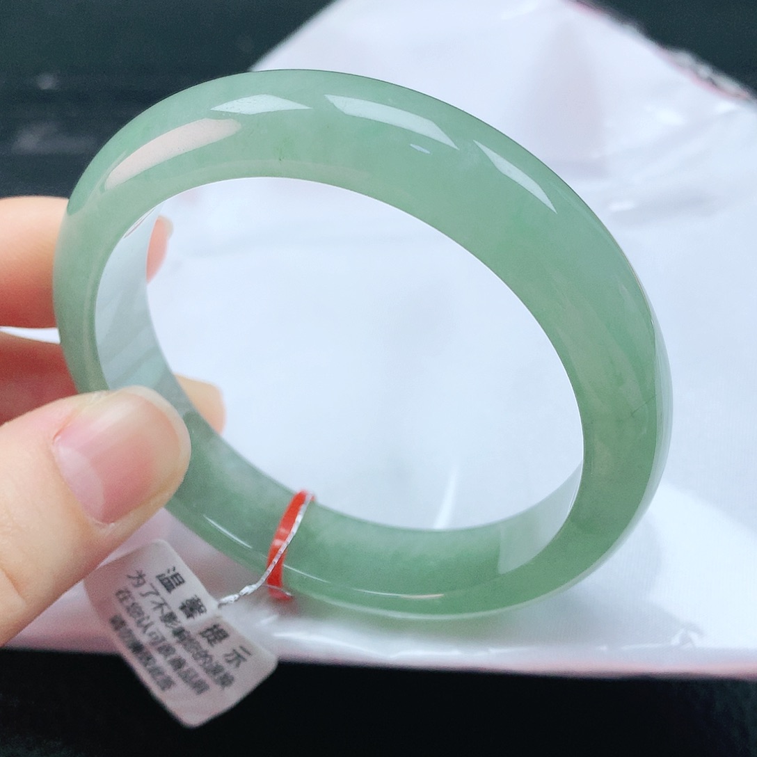 翡翠手镯未镶嵌55圈