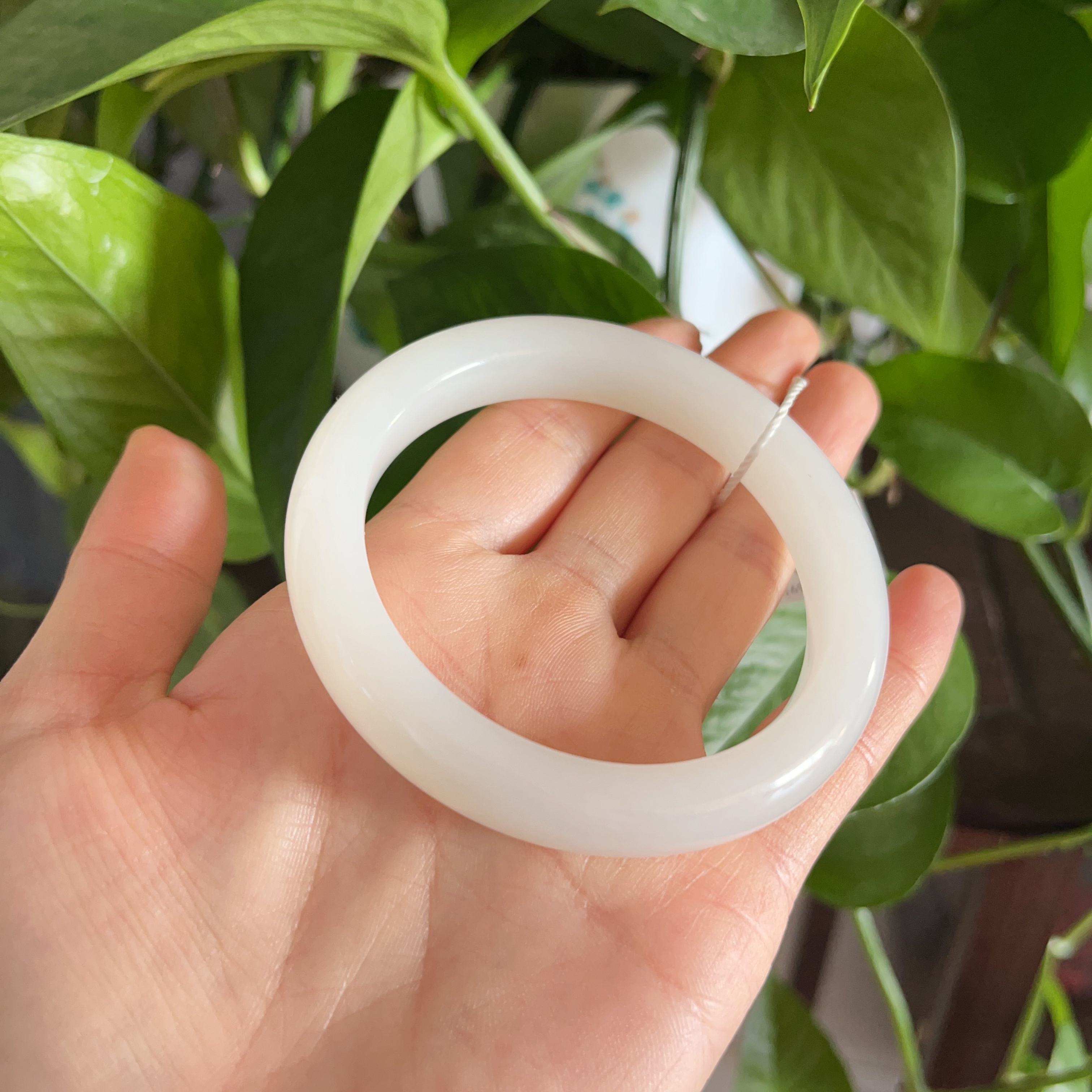 和田玉老油脂料白月光白玉女士手镯结构细腻时尚百搭上手自然大方