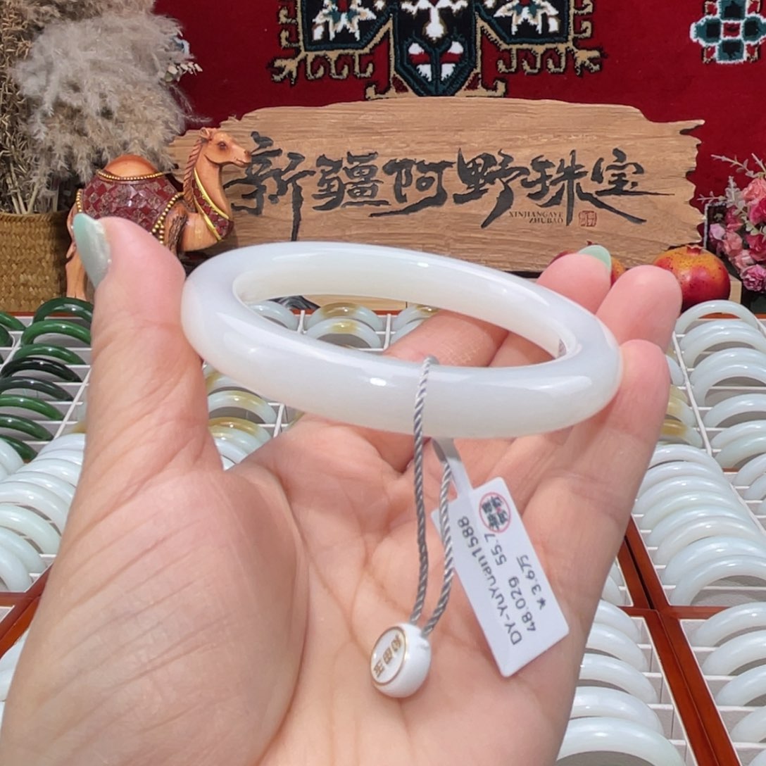 未镶嵌手镯和田玉天然优雅气质且末老料