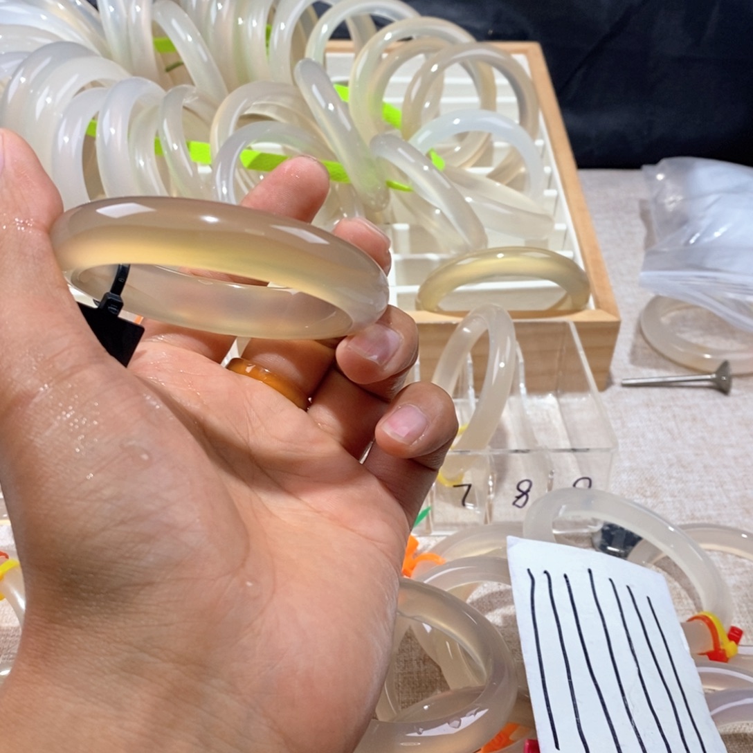 王****玛瑙/玉髓手镯未镶嵌