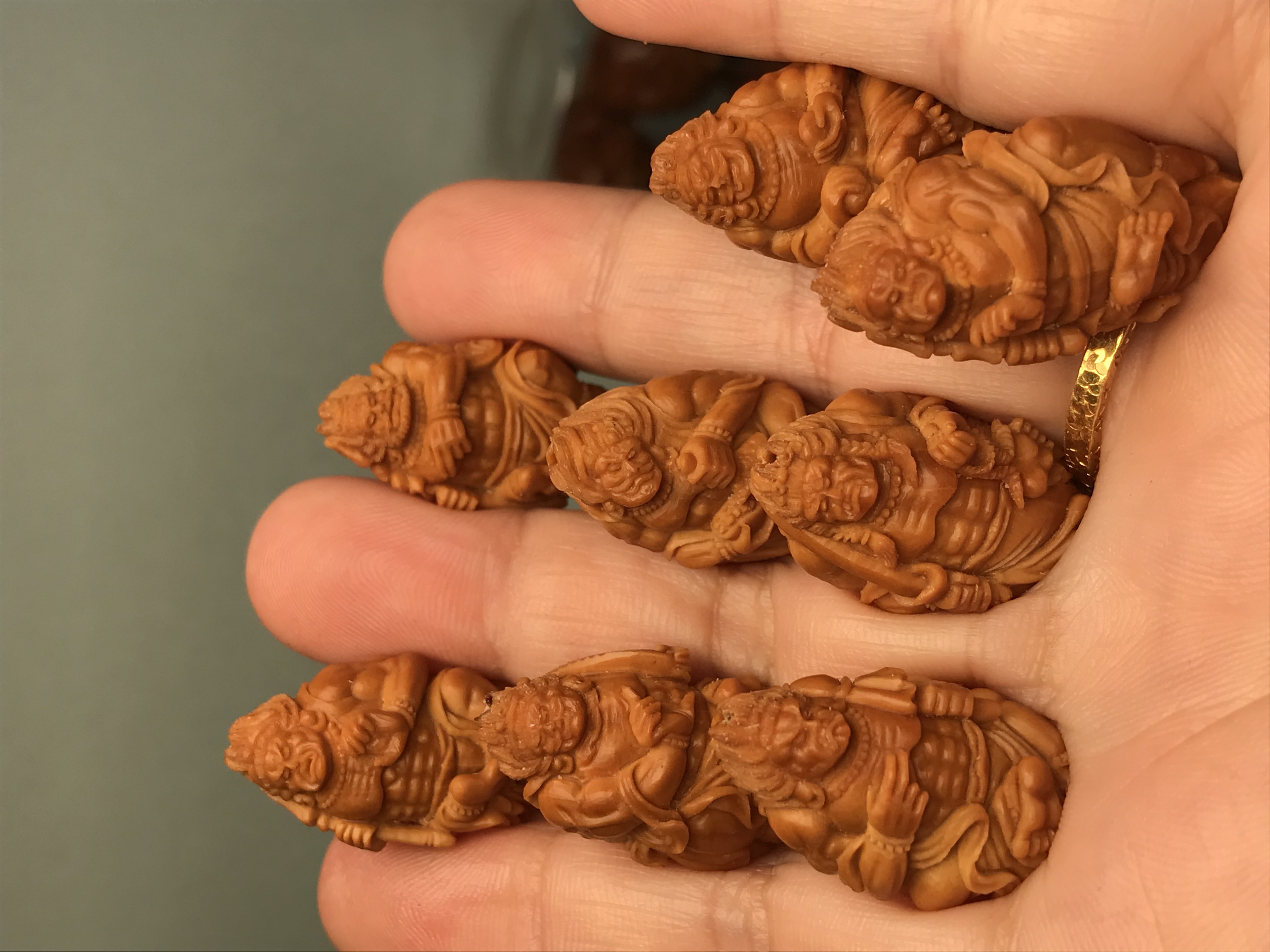 橄榄核雕刻整身小籽冥王