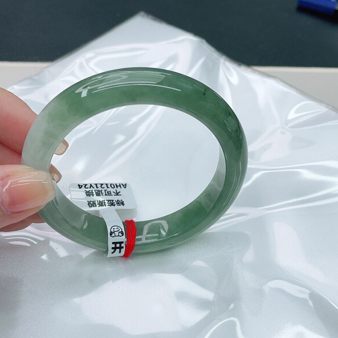 翡翠手镯未镶嵌正57