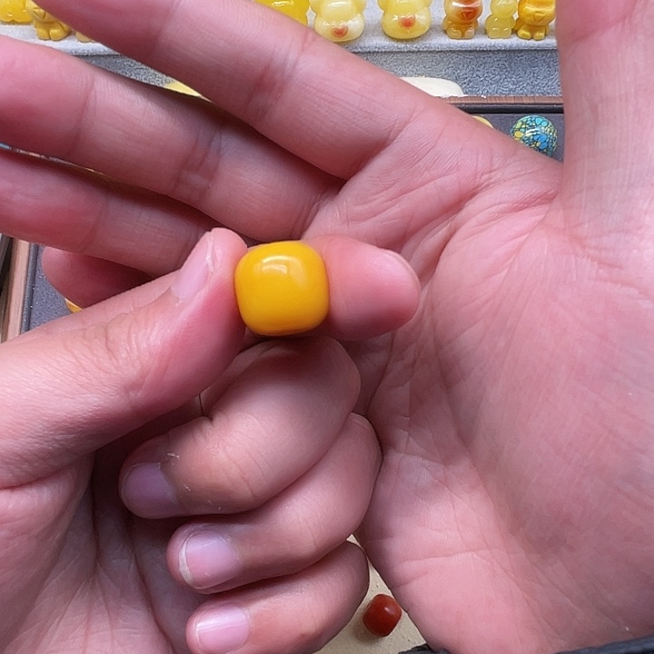 琥珀未镶嵌裸石鸡油黄