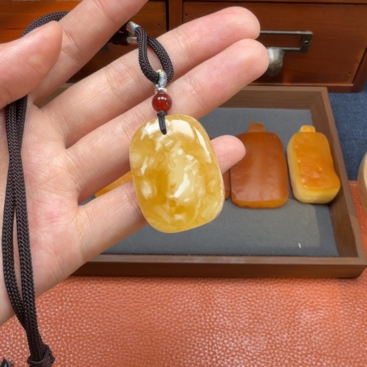 蜜蜡未镶嵌吊坠(赠链)