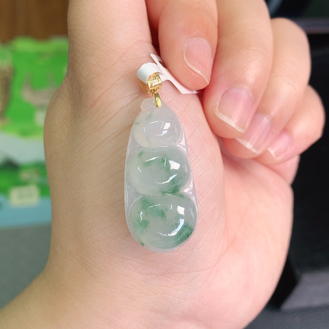 翡翠颈饰18K金镶嵌飘绿大豆子34*16*5.4