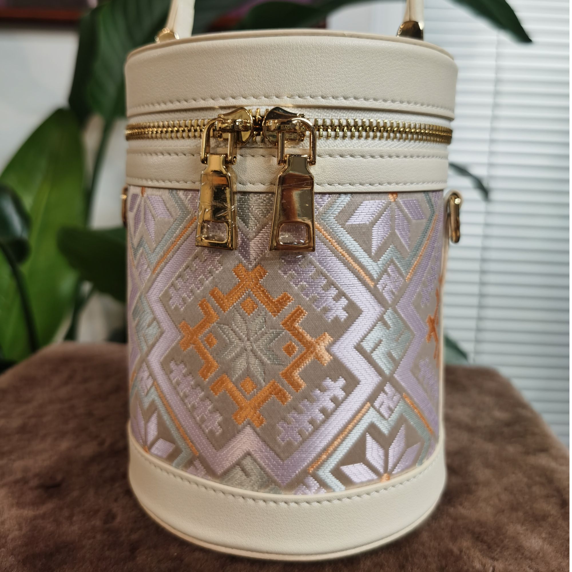 广西非遗壮锦新款发财桶包包小众轻奢时尚休闲百搭通勤水桶斜跨女