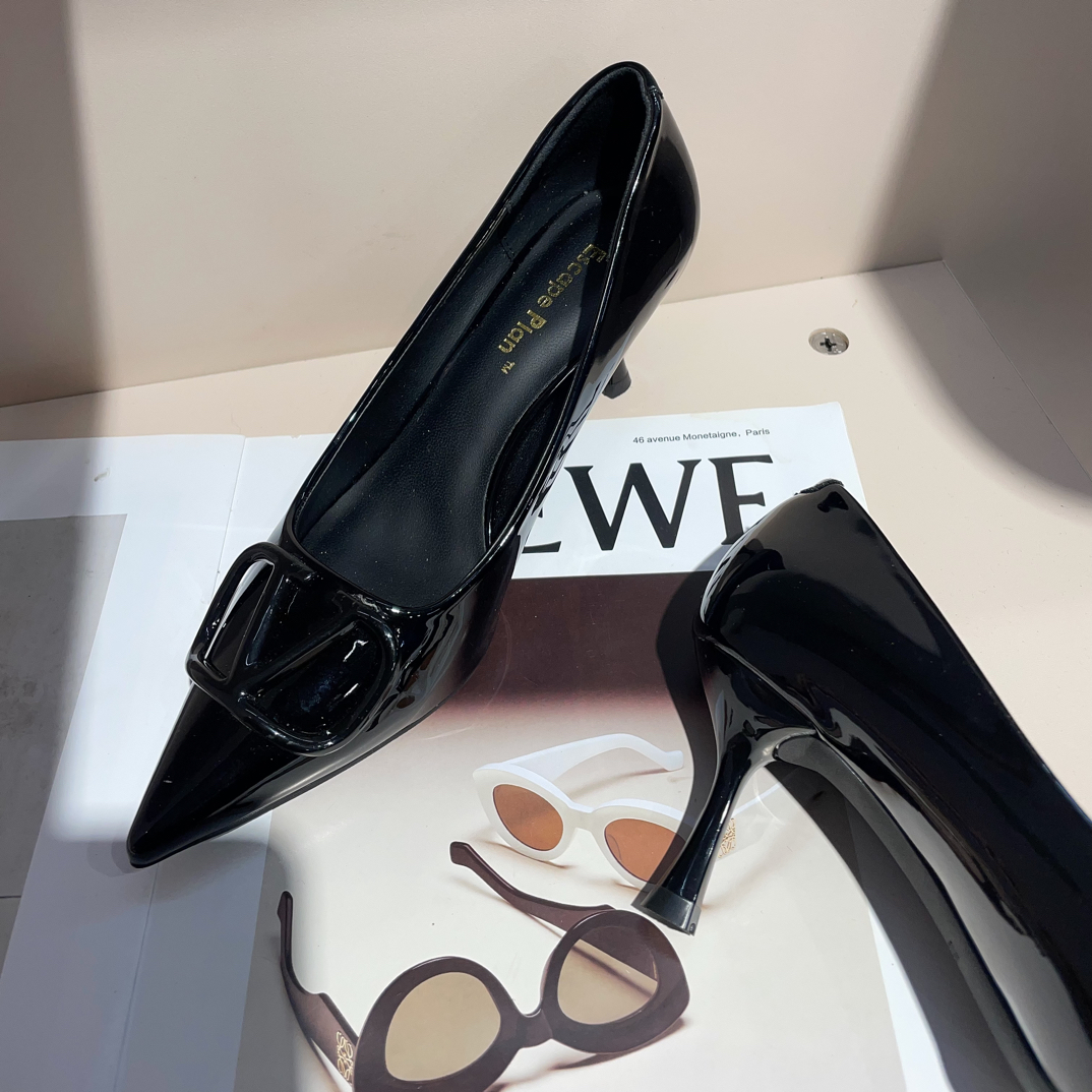 2025年新款小众设计字母扣经典职业尖头高跟鞋