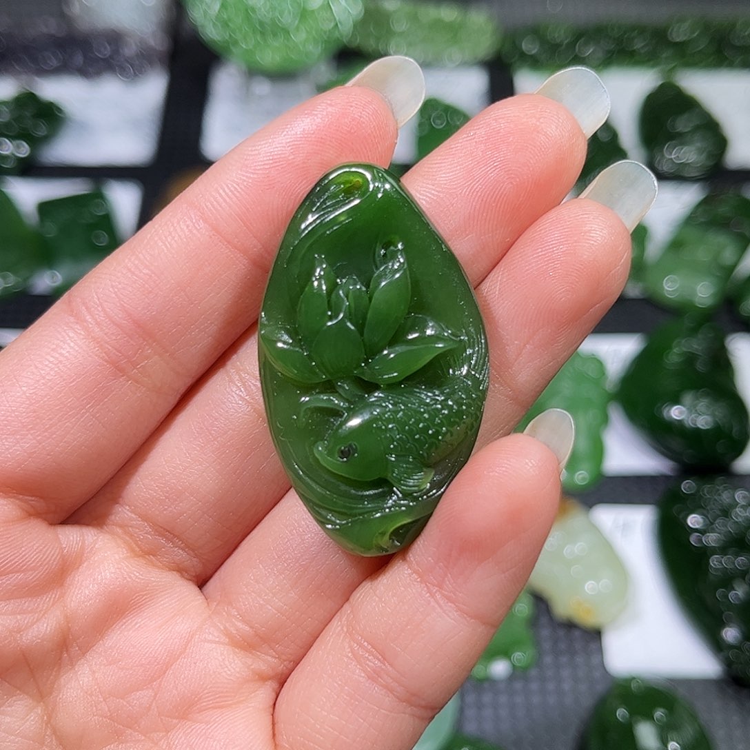 越***好和田玉未镶嵌颈饰