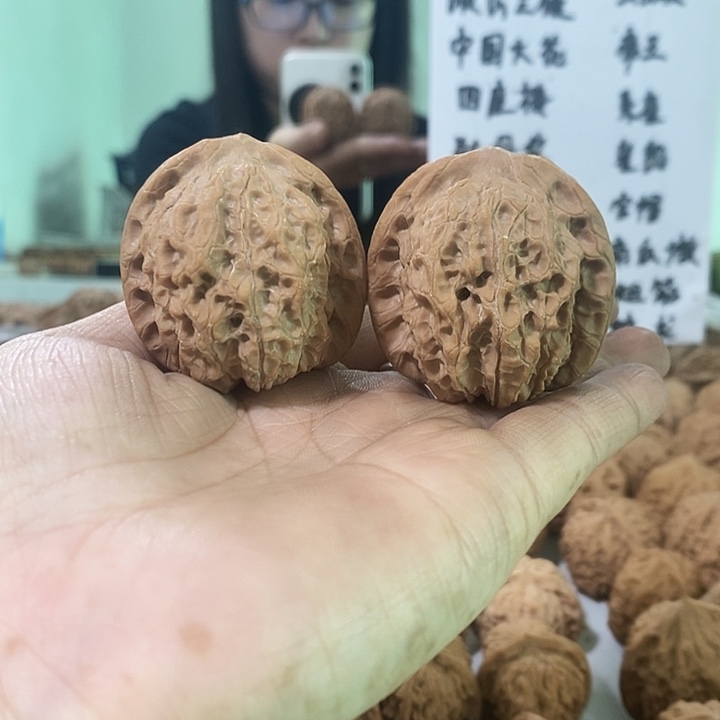 吊坠文玩核桃血麒麟40虫眼儿