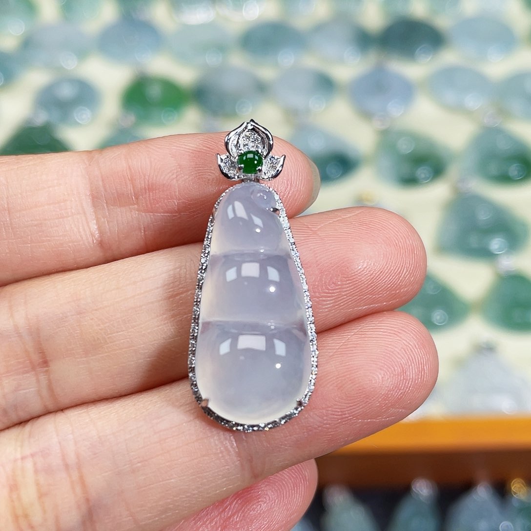 翡翠18K金镶嵌颈饰吊坠