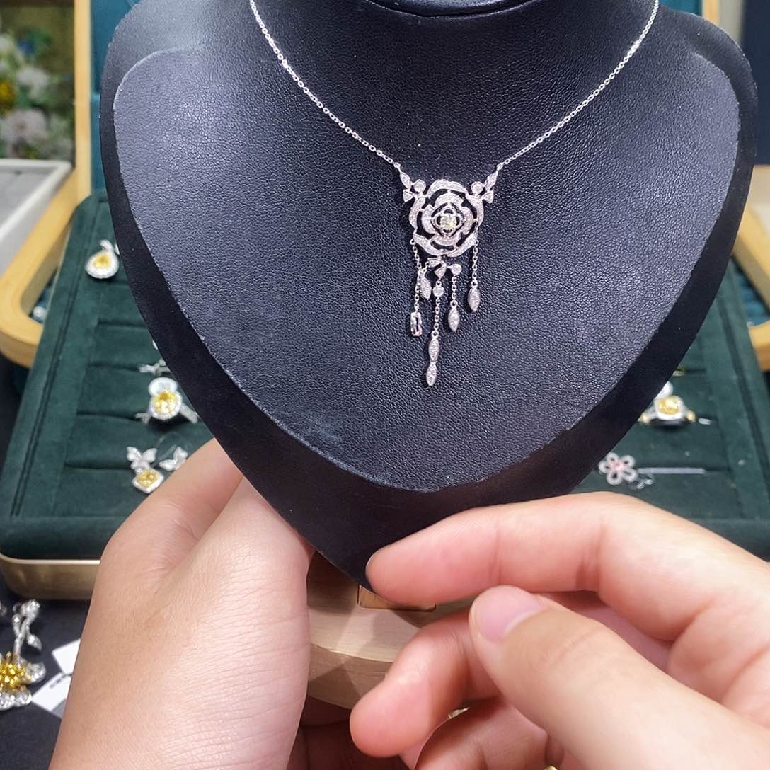 钻石颈饰18K金镶嵌项链