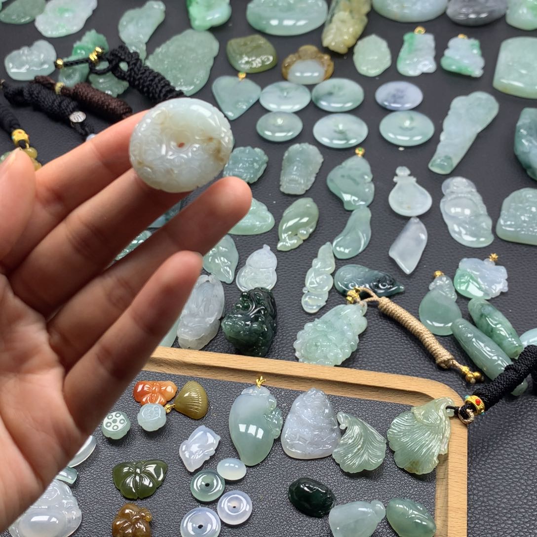 翡翠颈饰未镶嵌仿古平安扣