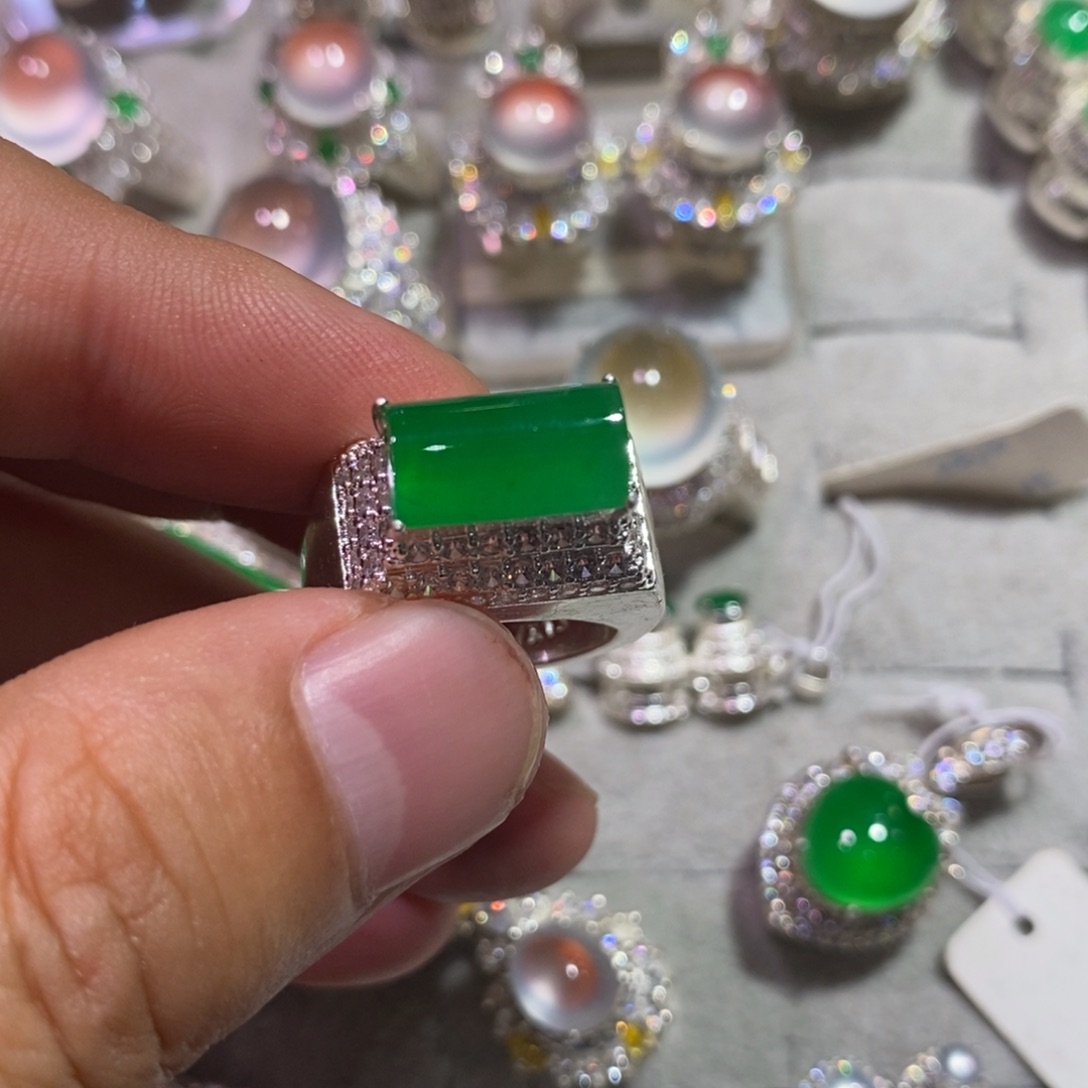 定制翡翠未镶嵌正阳绿13mm