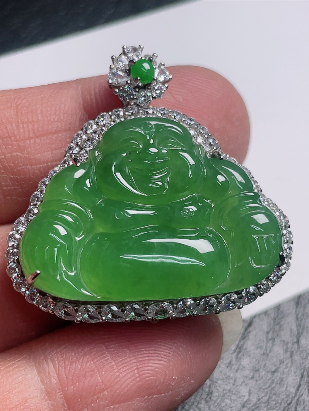 （翡翠A货）925银镶嵌冰种满绿佛公吊坠（尺寸35.3-35.8-12.3）