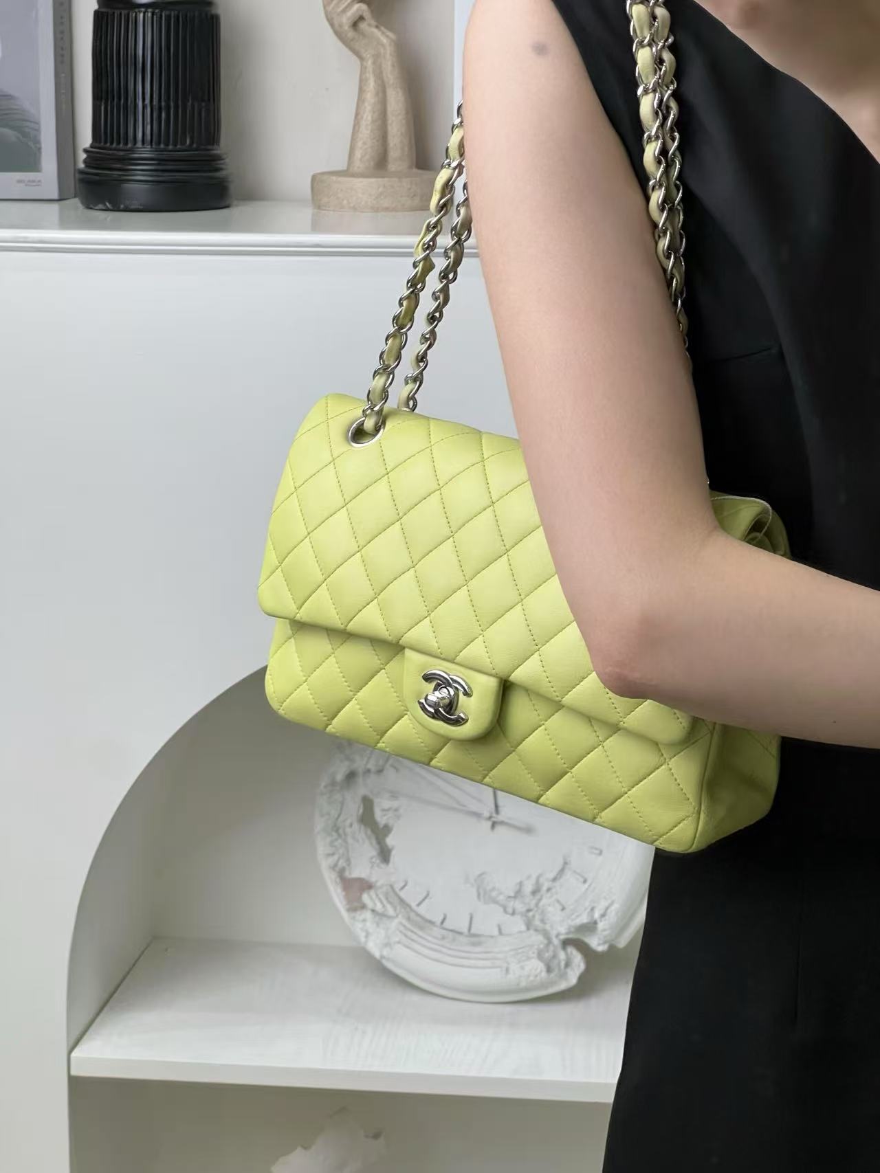 95新 Chanel/香奈儿  98新/cf 中号牛油果绿色羊单肩斜挎包/甄选