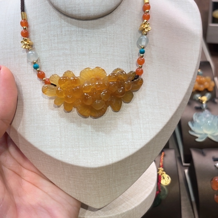 蛇纹石玉颈饰未镶嵌