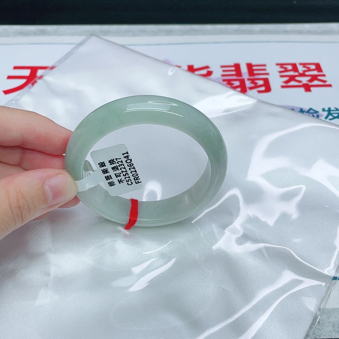 翡翠手镯未镶嵌正52