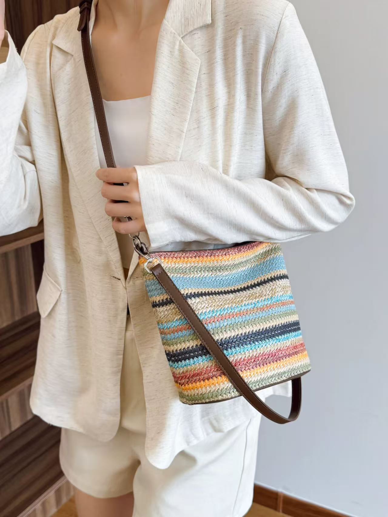 夏季双根编织拼色包百搭民族水桶包单肩斜挎休闲拉菲草马克草