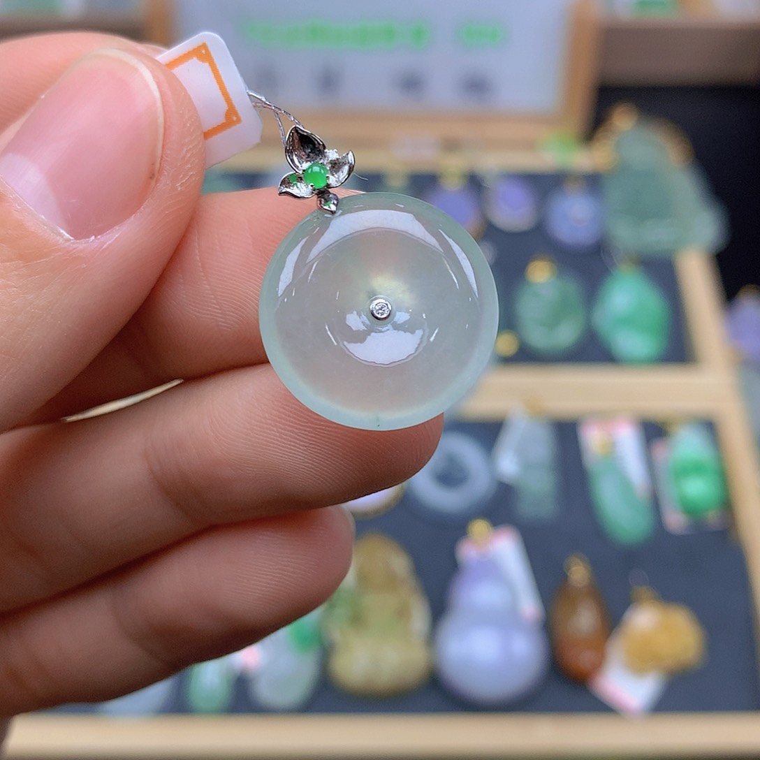 翡翠颈饰18K金镶嵌翡翠