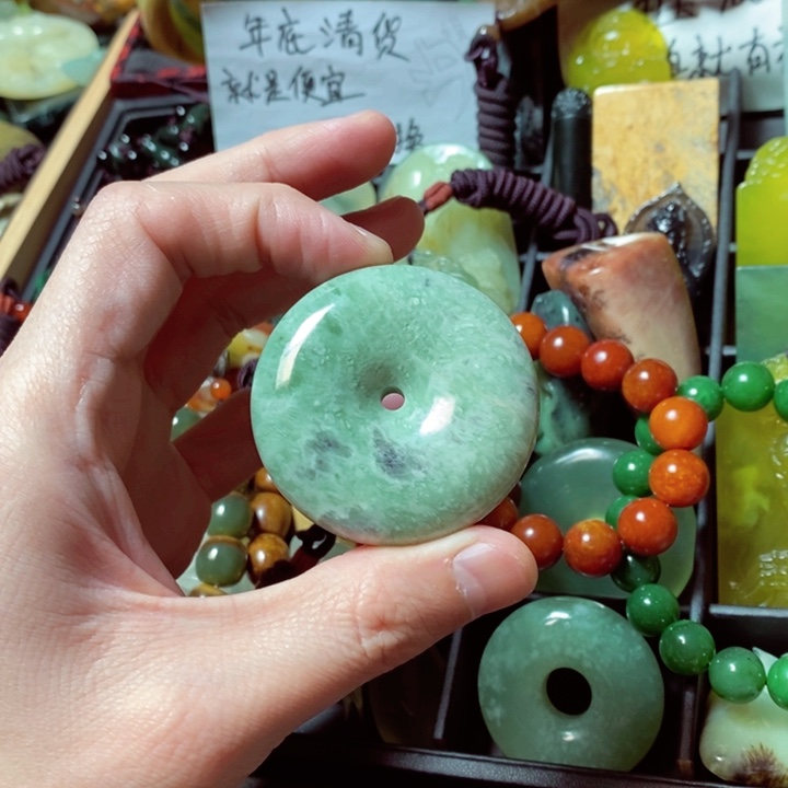 蛇纹石玉颈饰未镶嵌