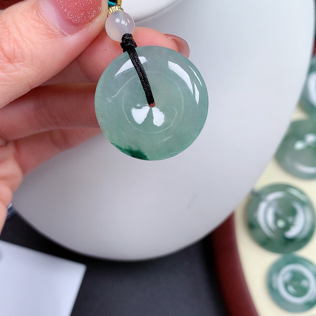 翡翠颈饰未镶嵌平安扣