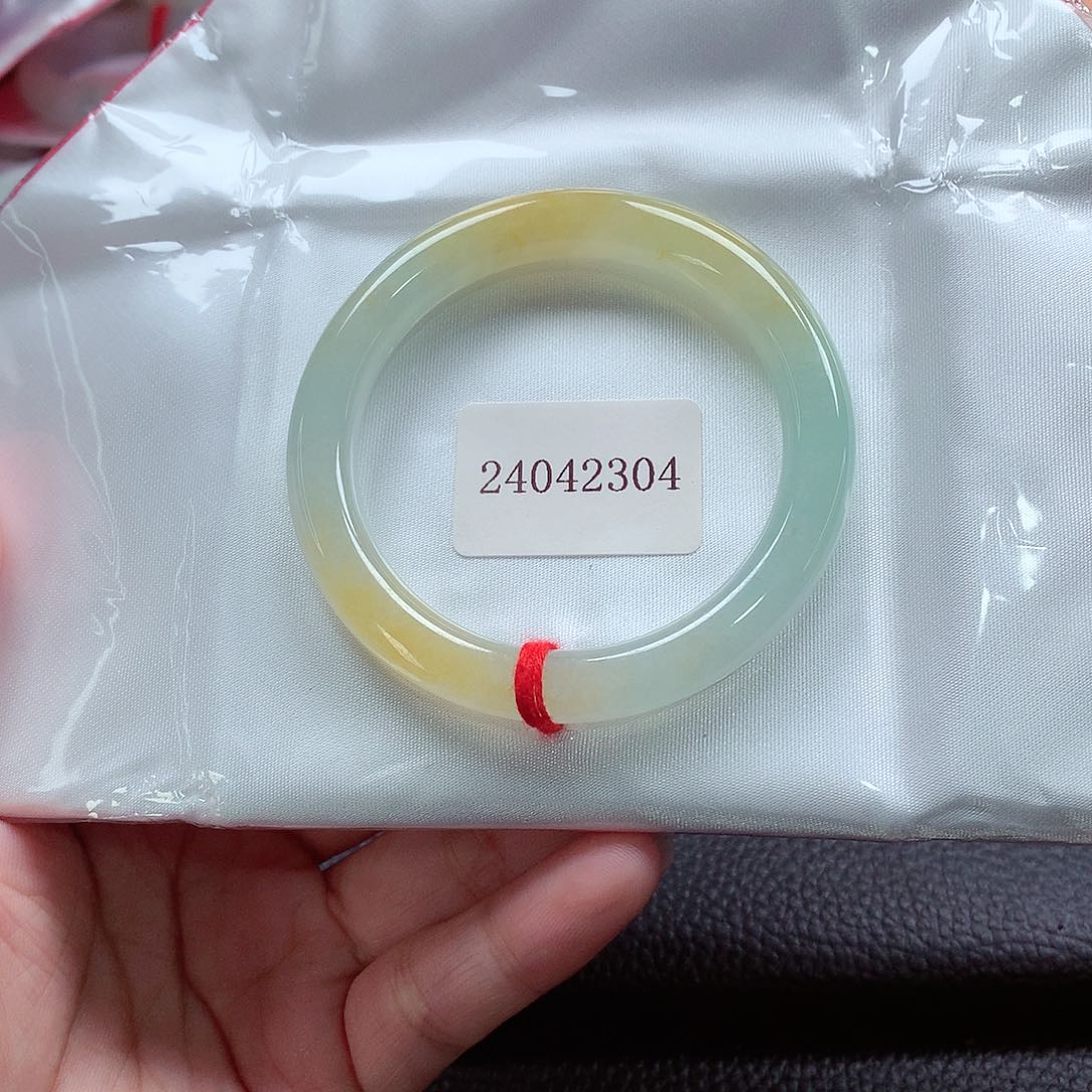 翡翠手镯（圆镯）未镶嵌天然A货翡翠手镯