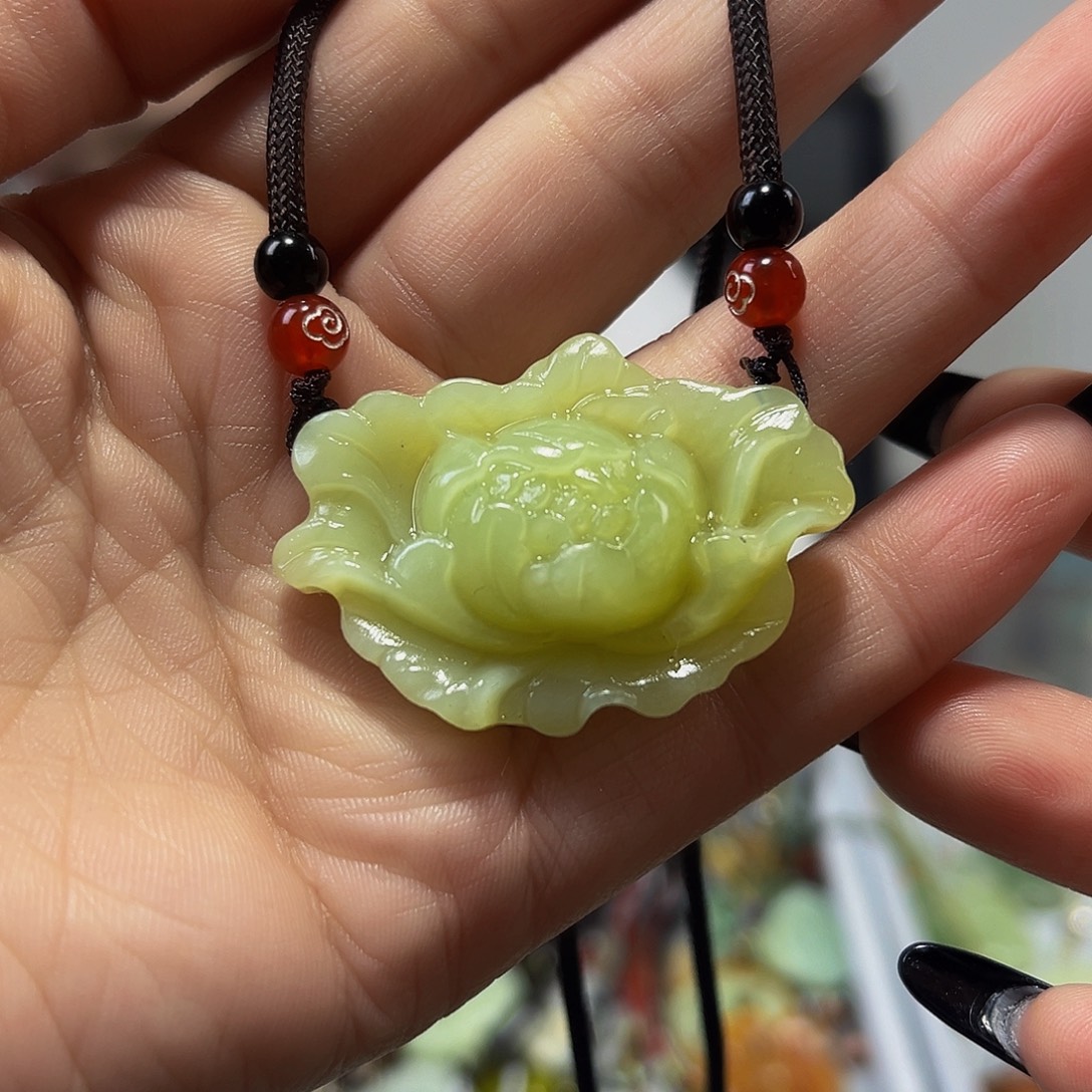 蛇纹石玉未镶嵌颈饰