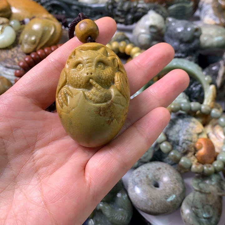 未镶嵌岫岩河磨玉（透闪石质玉）挂件