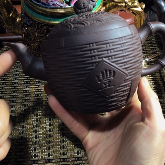 紫砂茶壶原矿泥料手工制作的紫砂壶。