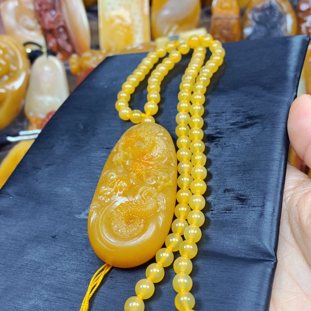 石英质玉（黄龙玉）颈饰未镶嵌