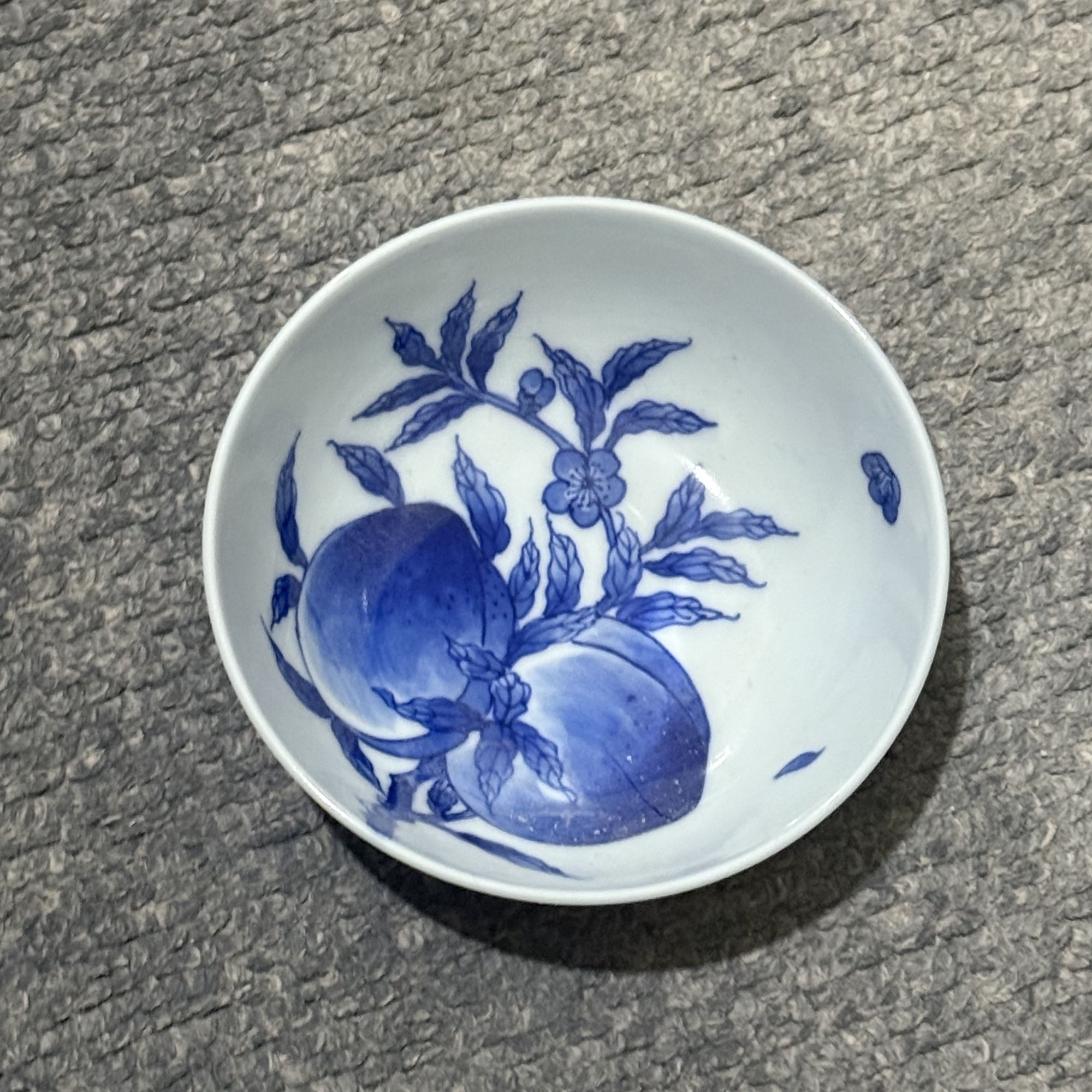 有瑕疵青花桃子普洱杯