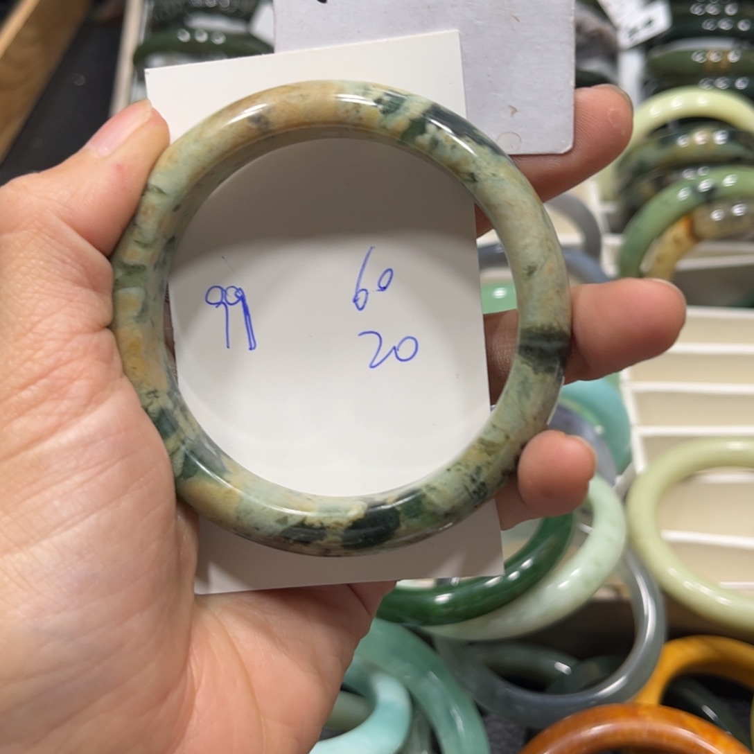 蛇纹石玉手镯未镶嵌丹**秋