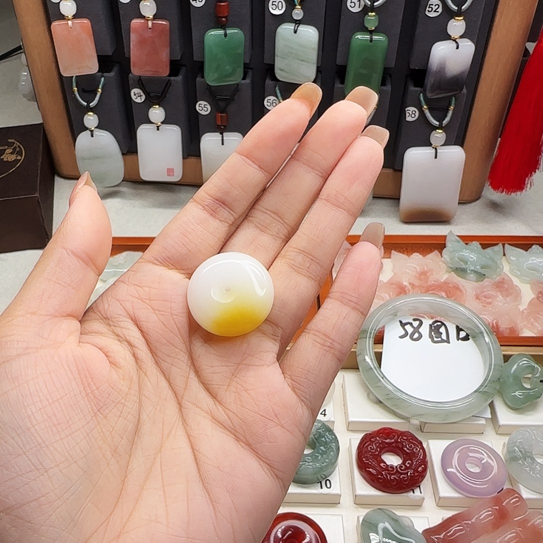 石英质玉未镶嵌颈饰