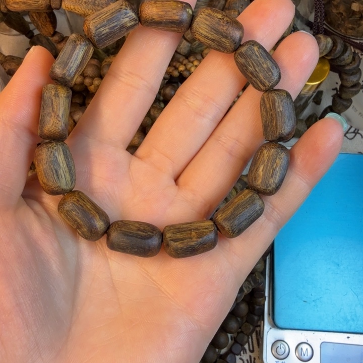 紫***璃沉香碎屑沉香莺歌绿奇楠99沉1.1随形11.7克