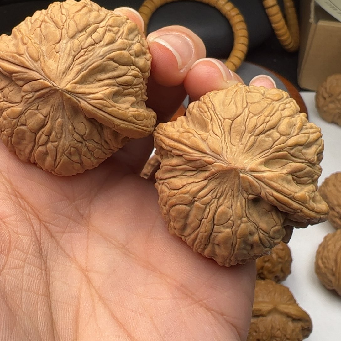 文玩核桃吊坠八**财泥鳅背