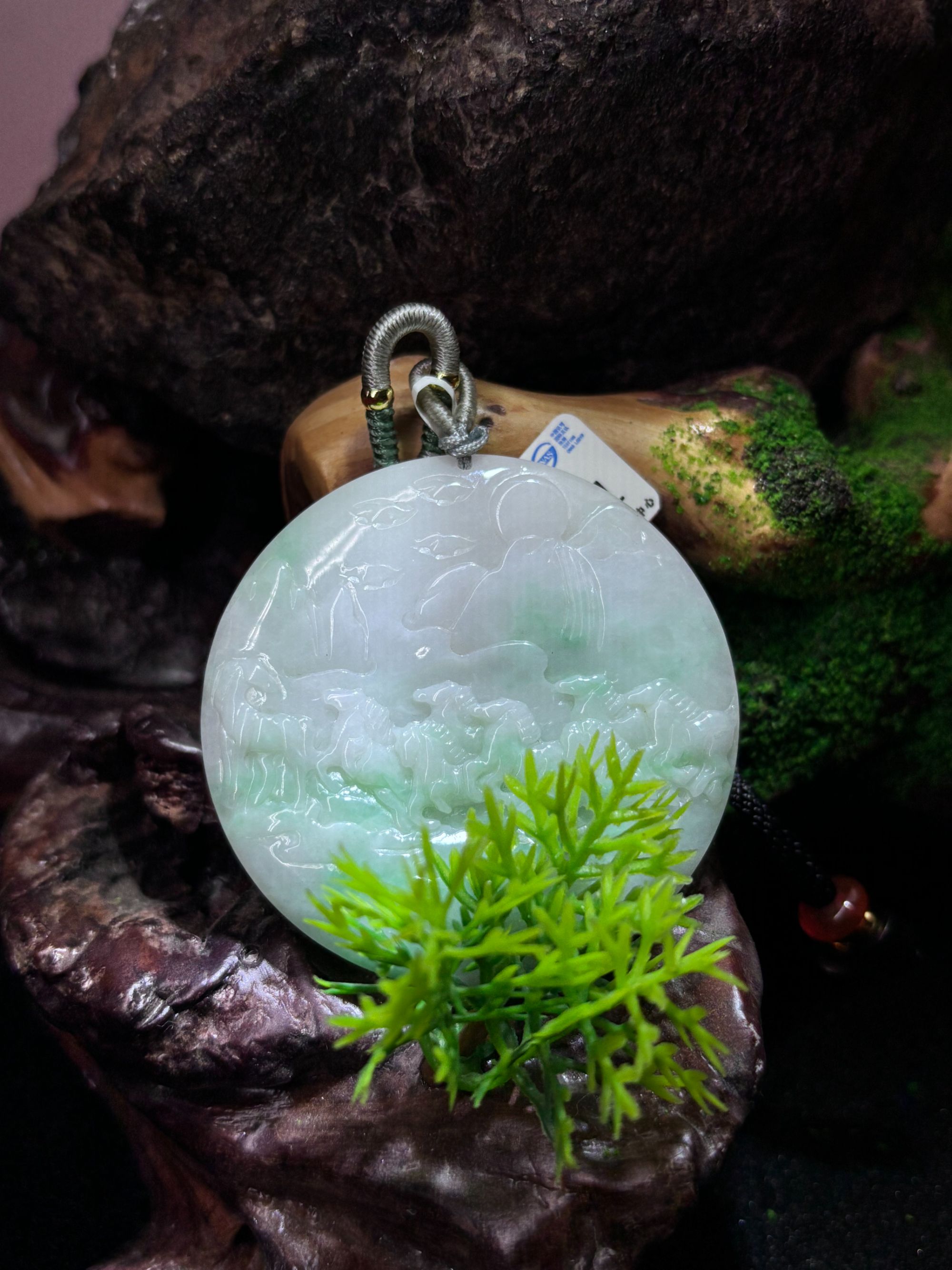 缅甸天然A货翡翠-白底青八骏图镯心挂件，时尚百搭气质