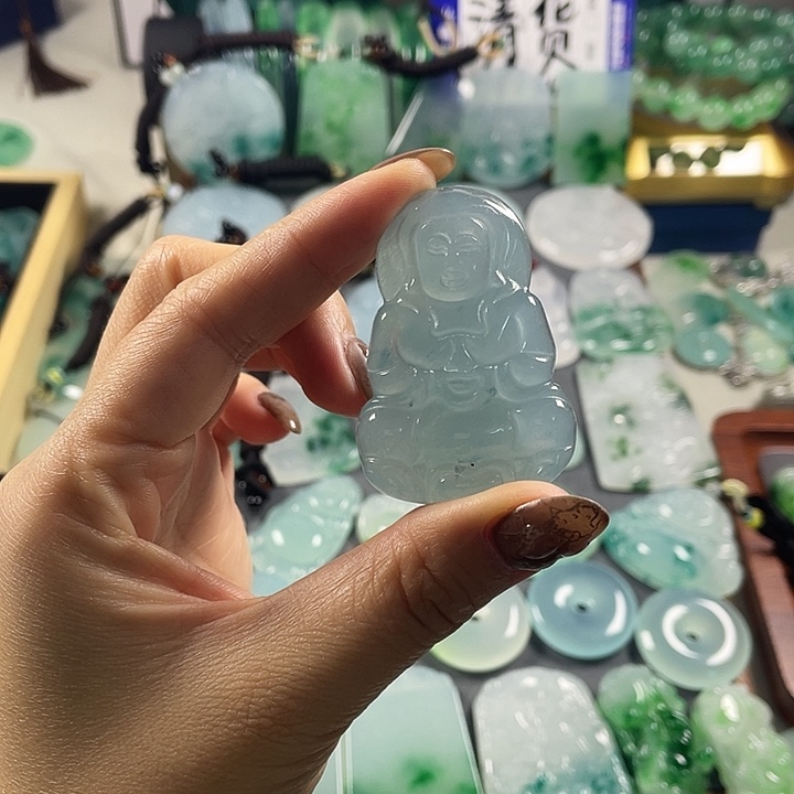 翡翠未镶嵌颈饰观音