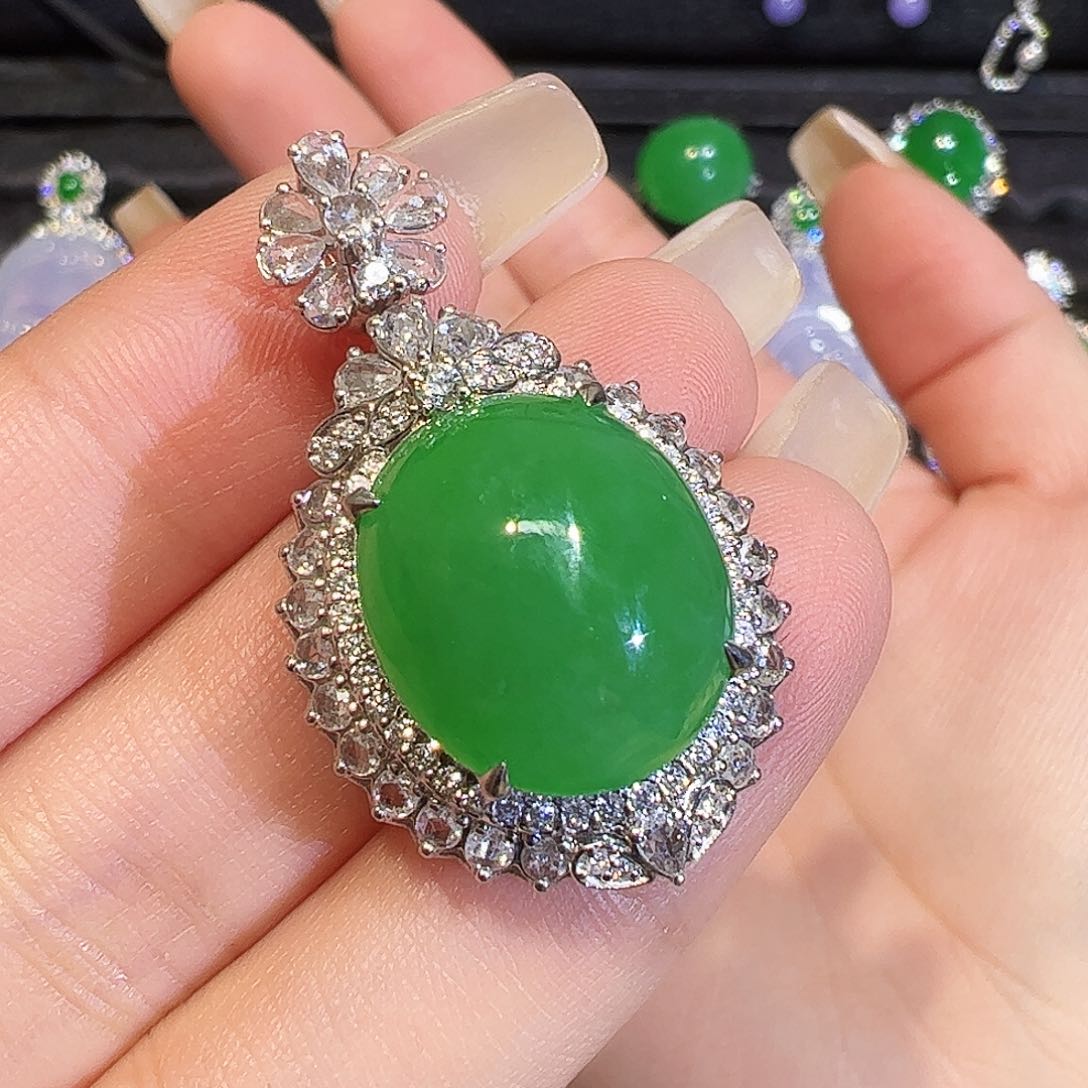 翡翠颈饰18K金镶嵌蛋面