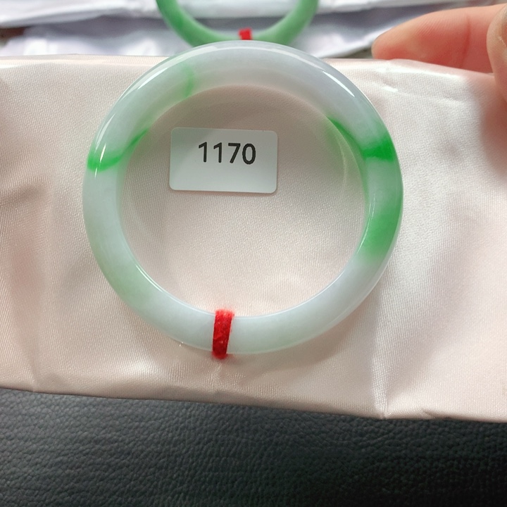 翡翠手镯未镶嵌天然翡翠手镯