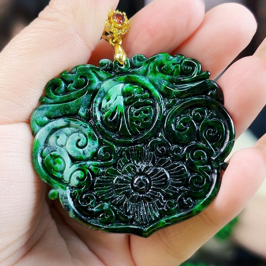 翡翠未镶嵌颈饰多样性 